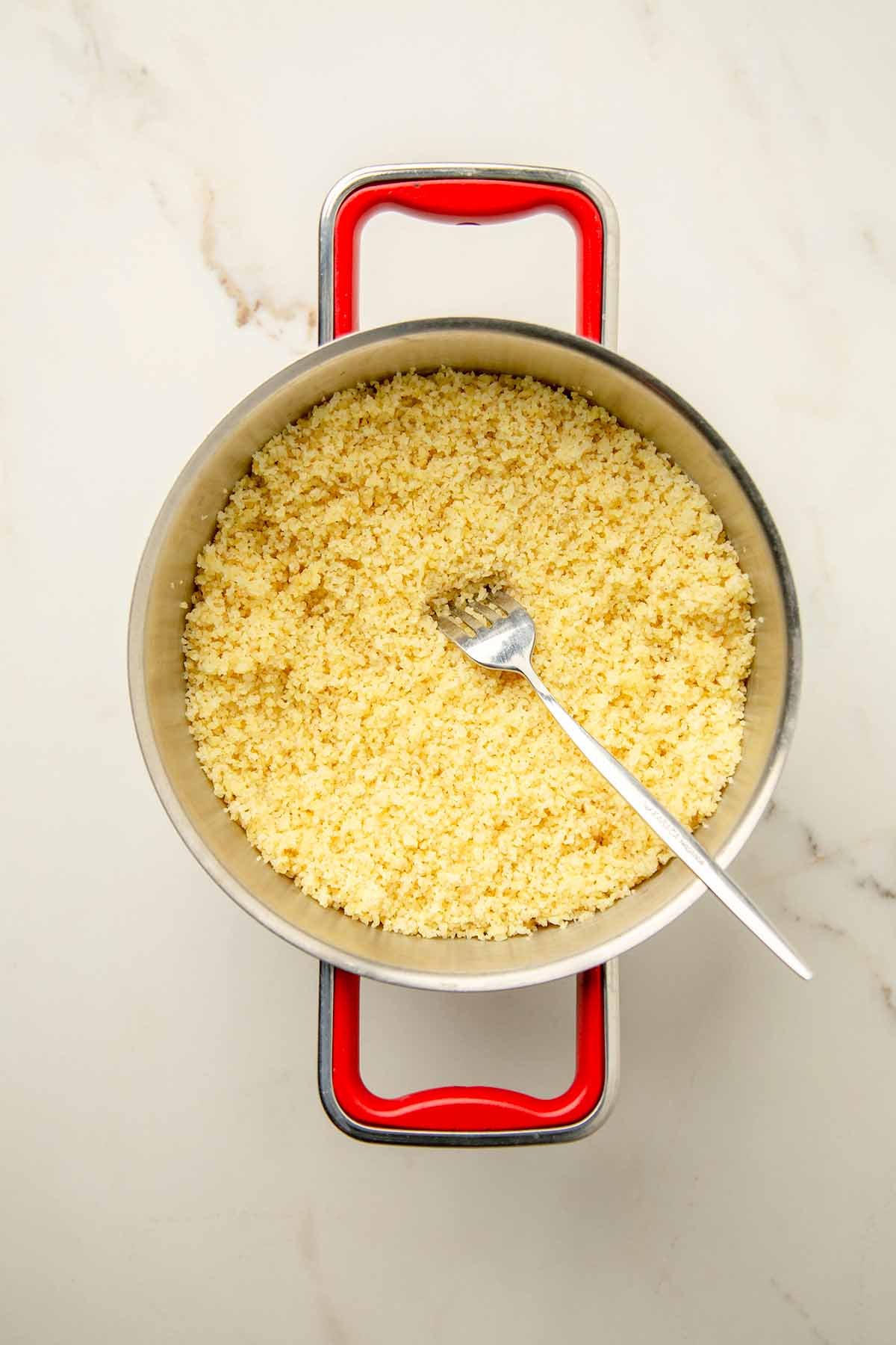 Steeping fine bulgur in a pot
